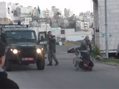 Israëlische soldaten gooien man in rolstoel omver in Westelijke Jordaanoever