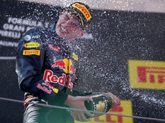 Max Verstappen, niks Slow Down, vol gas als nummer 33 de formule 1 winnen